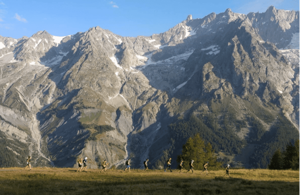 1 2 Gruppo di Trail Runner che corre davanti al Monte Bianco al TRM Trail Running Camp Monte Bianco 461163f6