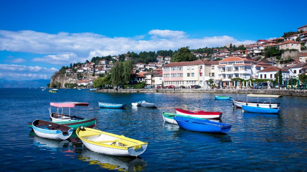 Ohrid vista dal lago, con le case e le barche caratteristiche che ricordano quelle del lago di Como.