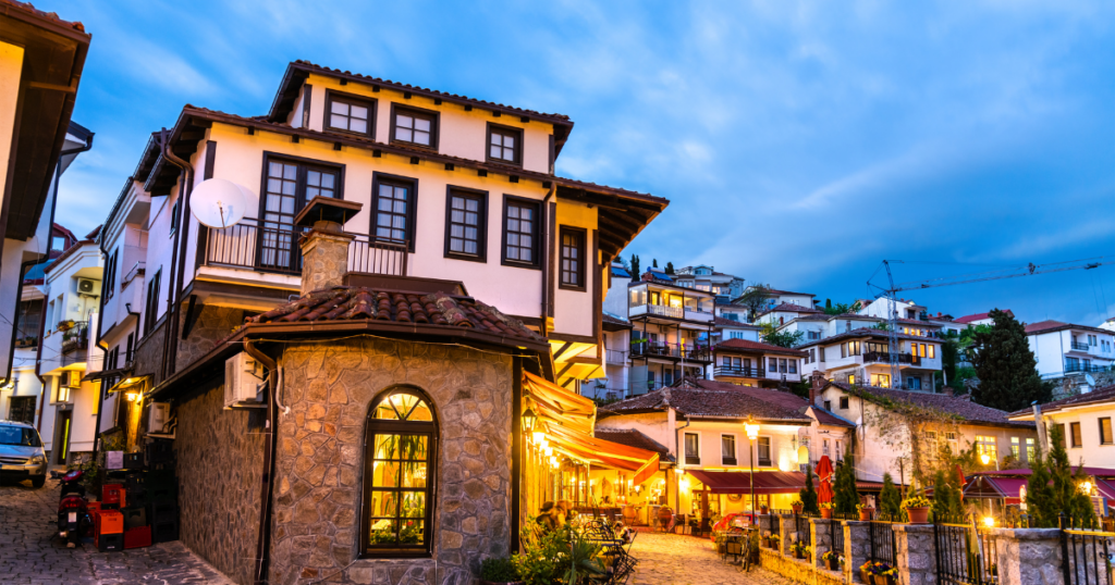 Centro storico di Ohrid con le caratteristiche case e monumenti antichi. Di notte. 