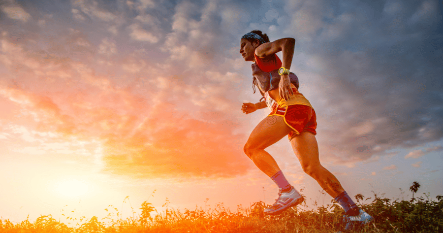 Donna che corre al tramonto