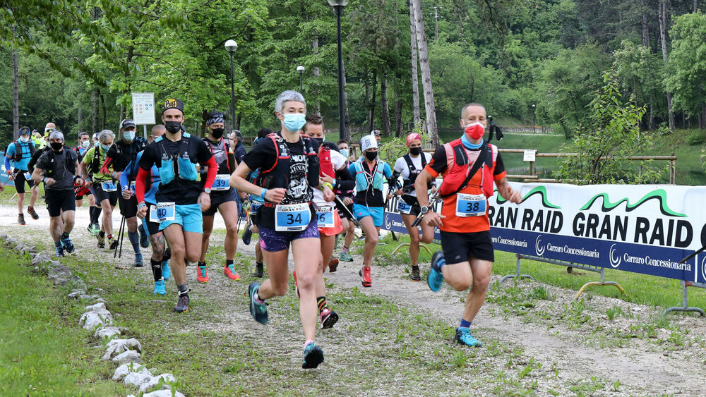 trail runners compete in the grand raid of the Treviso pre-Alps