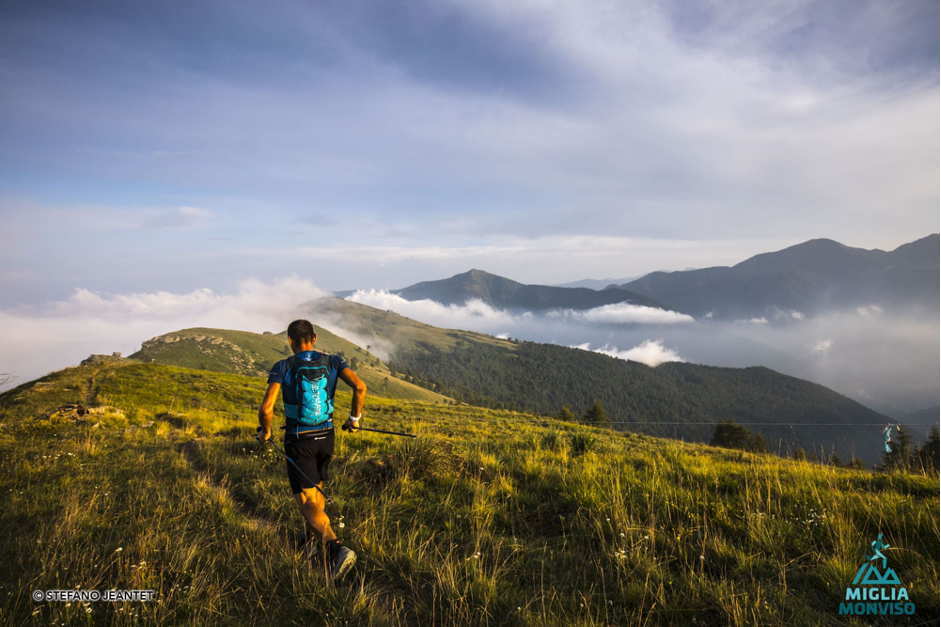 Trail runner gareggia sulle montagne del Monviso durante la gara 100 miglia monviso