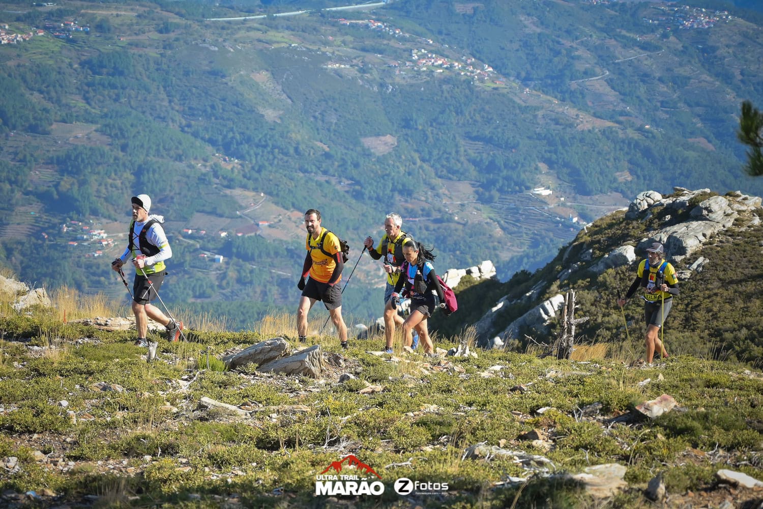 Atleti di trail running in paesaggio di montagna portoghese