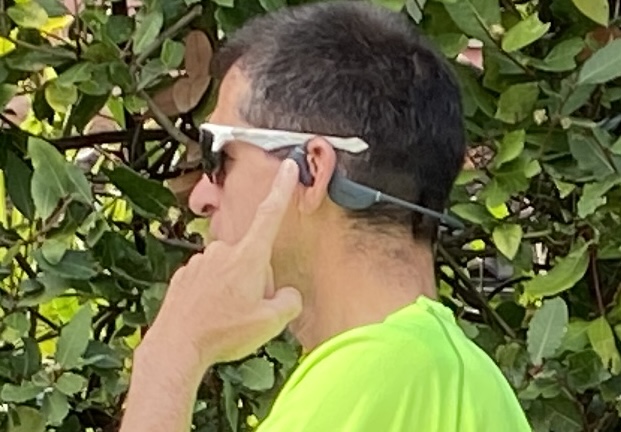 Posizione delle cuffie a conduzione ossea sulla testa del trail runner coach