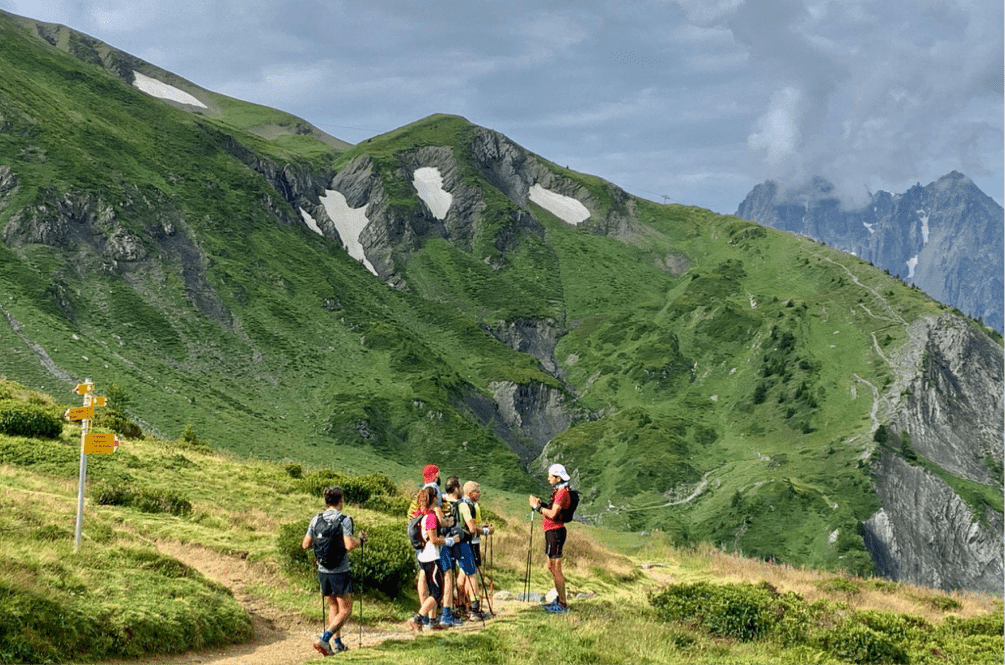 Gruppo-di-Trail-Runner-sul-Col-Ferret-TRM-Trail-Running-Camp-Monte-Bianco