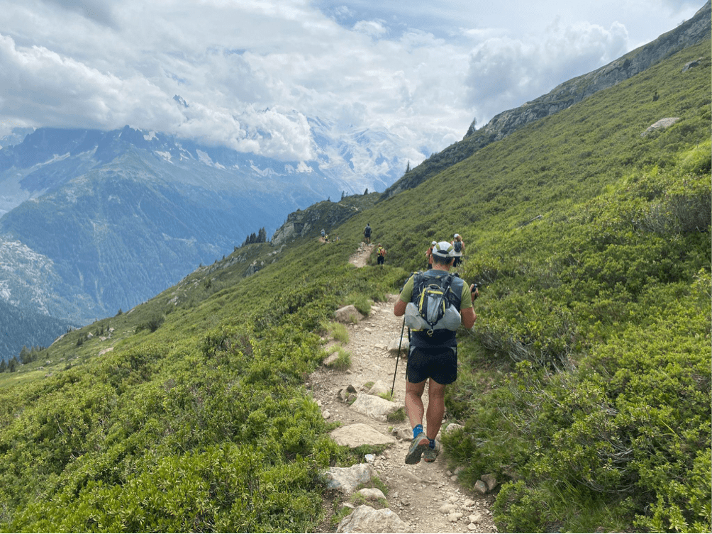 Gruppo-di-Trail-Runner-sul-traversone-sopra-Argentiere-al-TRM-Trail-Running-Camp-Monte-Bianco