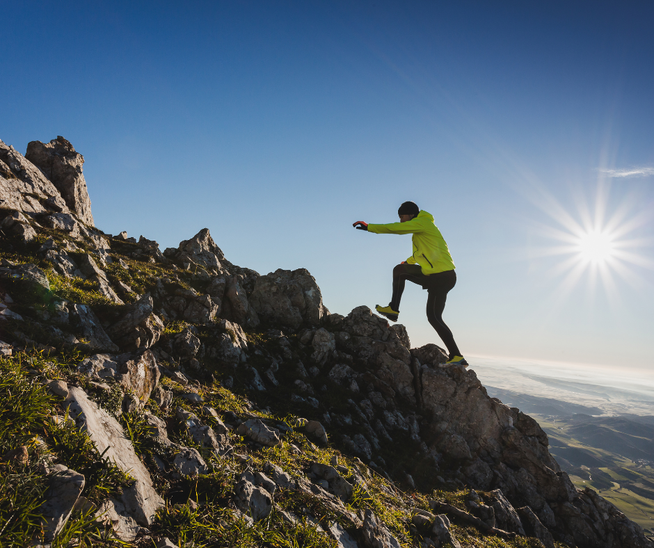 Sky Runner che scala una montagne sulle Alpi in Italia