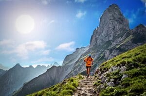 Trail Runner corre sulle Alpi italo svizzere in allenamento