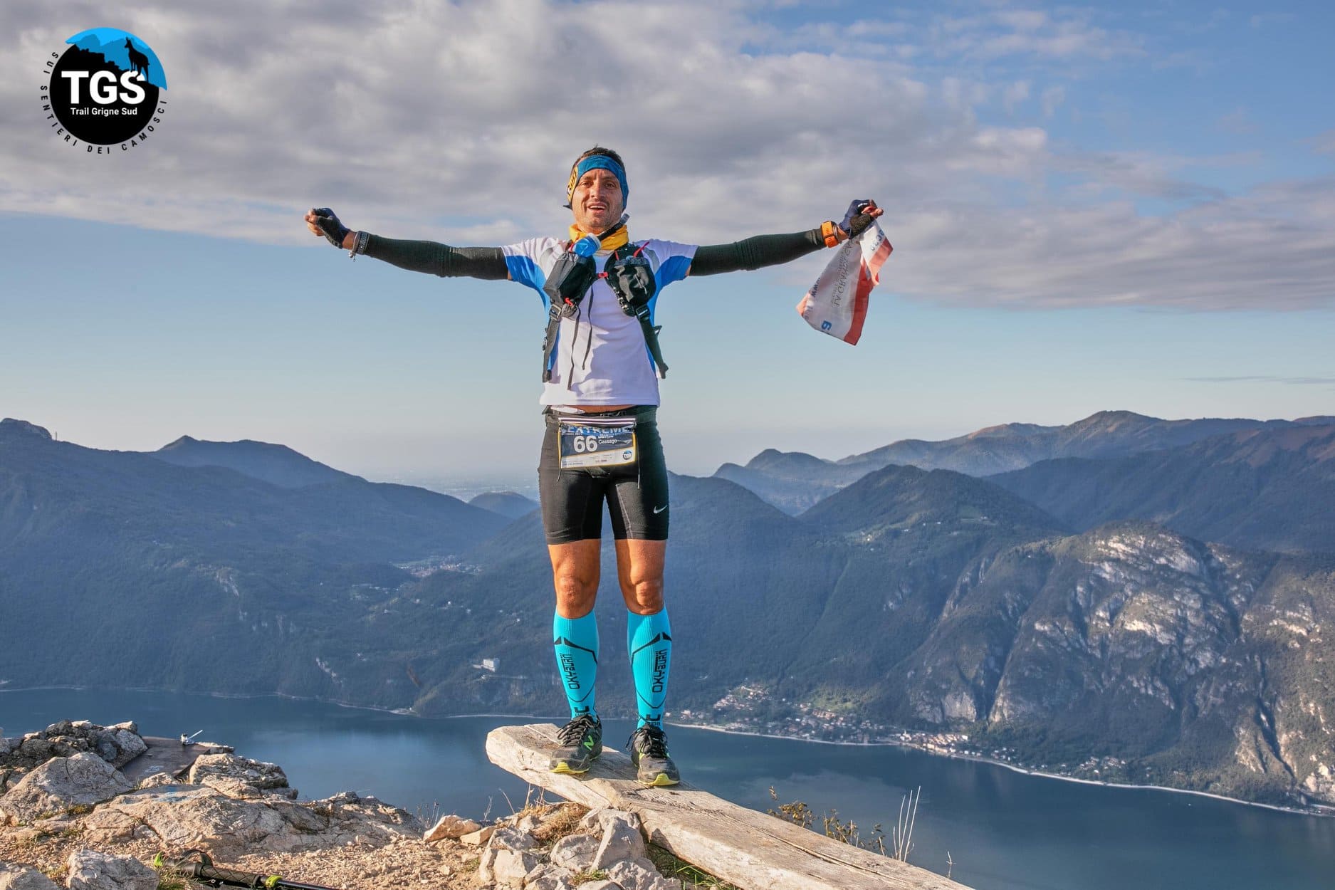 Trail runner in cima alle montagne delle Girgne con vista lago di Como