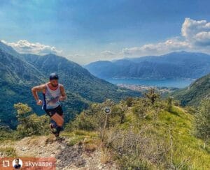 Trail Runner corre sul Trail Grigne Sud con vista lago di Como