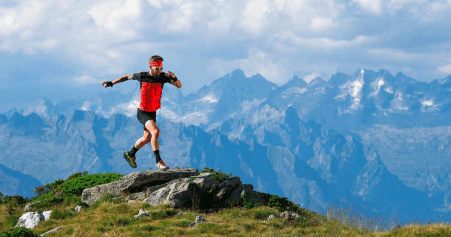 Trail runner corre sulla cima di una montagna