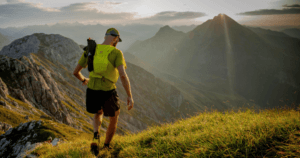 Tra Runne con zaino corre sulle montagna