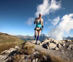 Elena Betemps atleta con abbigliamento trail estivo