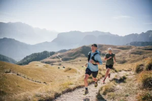 Calendario gare trail ultra e sky running con atleti che corrono in montagna