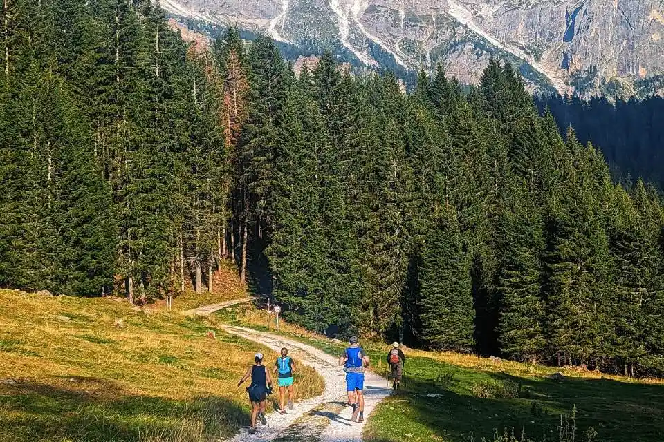 Calendario gare trail ultra e atleti che corrono nelle montagna delle dolomiti