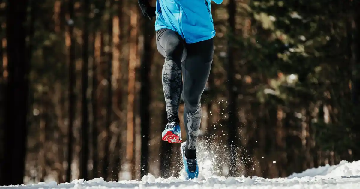 Corsa su fango, neve e fondi instabili nel trail running