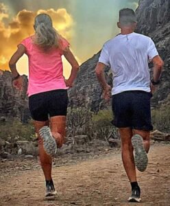 TRM Coach Marco Mori e Cristina Tasselli corrono con abbigliamento trail running estivo